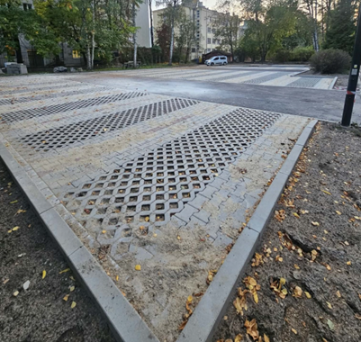 Parking przy ul. Muszyńskiego — wyznaczone miejsca postojowe z kostki brukowej