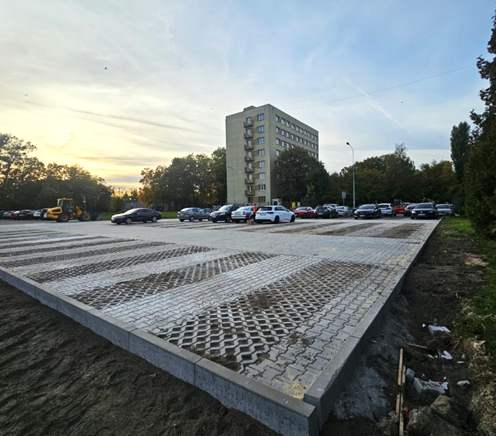 Parking za basenem p. Hallera — wyznaczone miejsca postojowe z kostki brukowej
