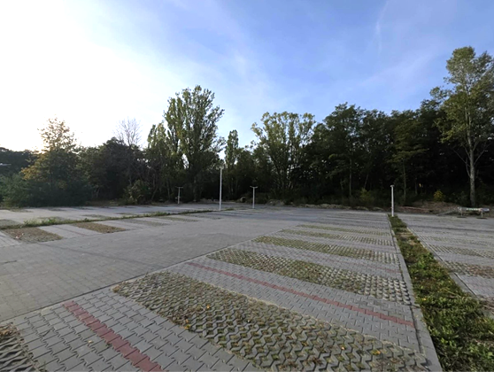 Parking za Radioterapią — wyznaczone miejsca postojowe z kostki brukowej